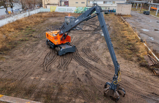 UMG разработала первый в России 40-тонный колесный перегружатель