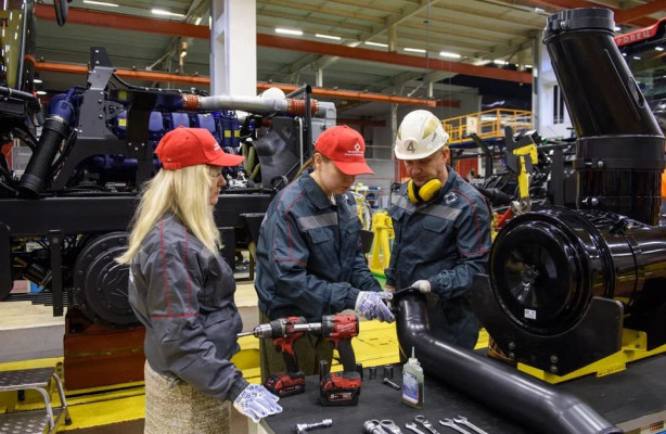 Акулы пера и мэтры пиара собрали супер-трактор на Кировском заводе