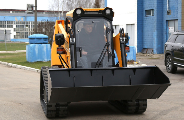 КЭМЗ изготовил первый опытный электропогрузчик для Санкт-Петербурга