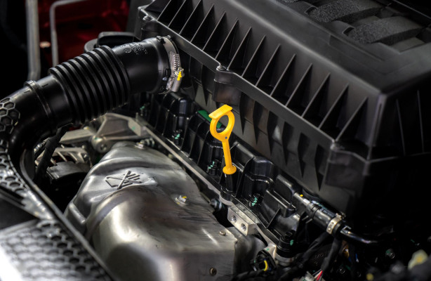 Темнеет масло в двигателе: естественный процесс или повод менять?