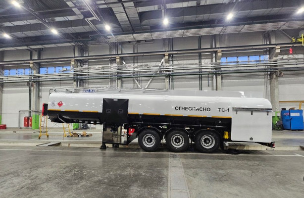 Российский завод показал свой новый топливозаправщик