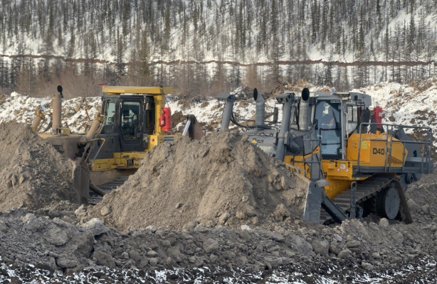 Новейший российский тяжелый бульдозер приступил к работе на алмазных приисках Якутии