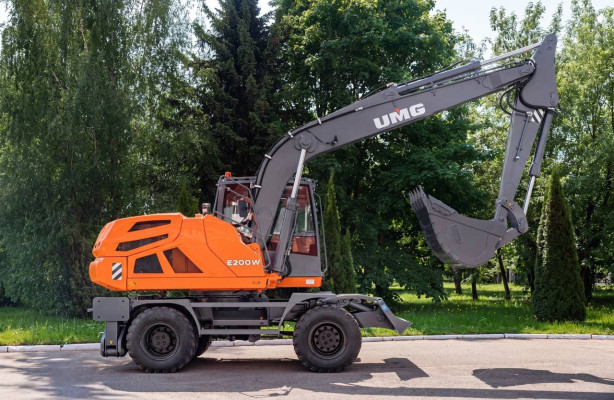 UMG разработала колёсный экскаватор E200W нового поколения