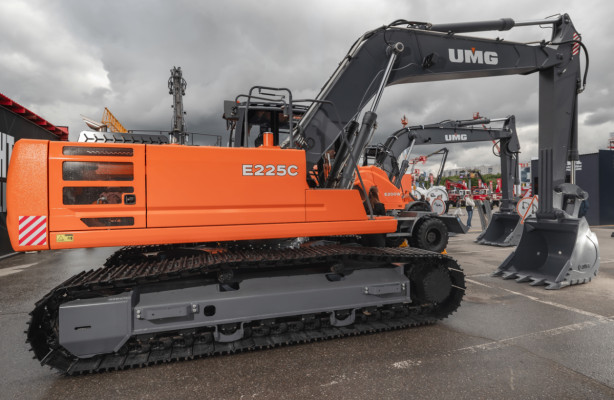 Гусеничный экскаватор UMG E225C признан «Экскаватором года» в конкурсе «Инновации в строительной технике в России»